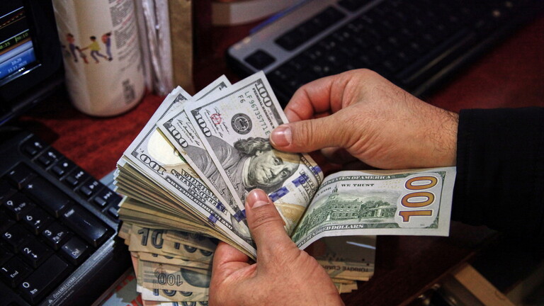 الدولار يتراجع عن أعلى مستوى له في 5 أسابيع