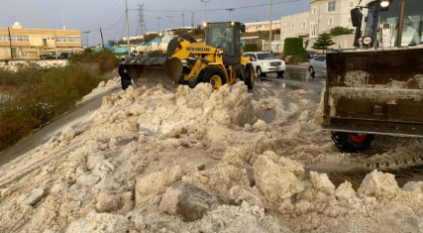 أكوام البرد تغلق طريق شمال بني عمرو بعسير