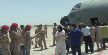 لحظة وصول طائرة سعودية إلى جدة تحمل 90 من العالقين في السودان