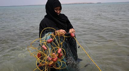 نساء قماح يشاركن الرجال صيد الأسماك