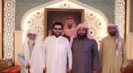 لقطة إنسانية تجمع تركي آل الشيخ مع مسن باكستاني حقق أمنيته وأهداه الحج