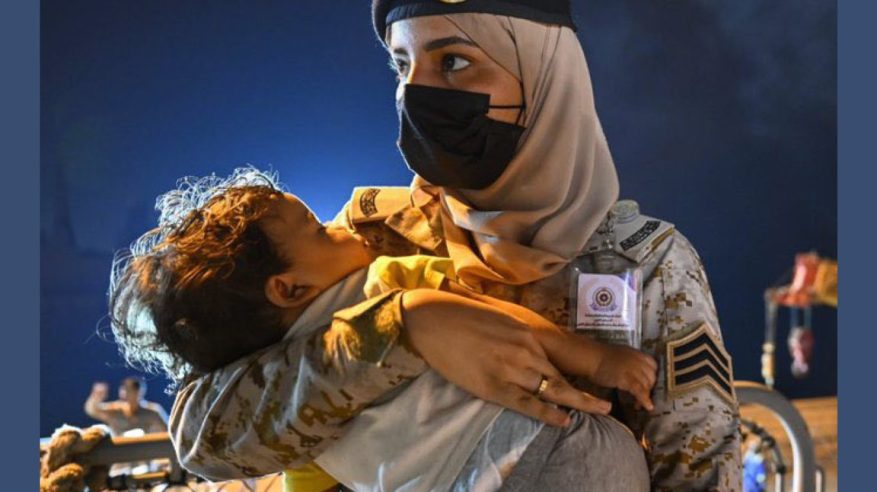 وزير الإعلام يكرم مصور لقطة المجندة السعودية والطفل