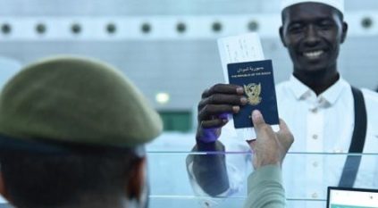 جوازات مطار الملك عبدالعزيز تنهي إجراءات المعتمرين المغادرين إلى السودان