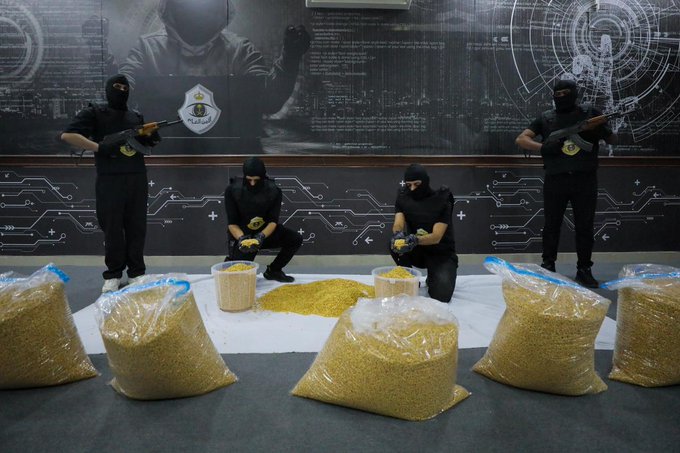 عملية نوعية.. سقوط عصابة من 10 أشخاص بحوزتهم 1.2 مليون قرص مخدر