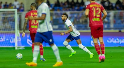 العدالة يتفوق على الهلال بهدف في الشوط الأول