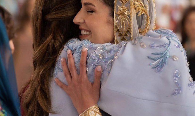 ديلي ميل: الملكة رانيا تحتفل بعروس ابنها السعودية