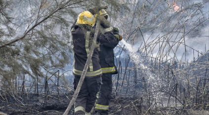 إخماد حريق في حشائش بوادي الأديرع بحائل