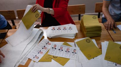 إغلاق مراكز الاقتراع وبدء فرز الأصوات في الانتخابات التركية
