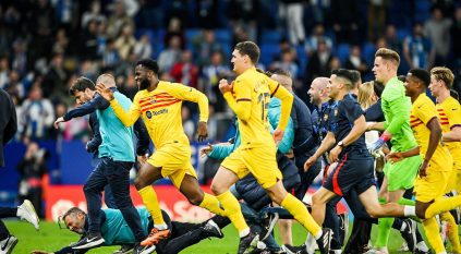 جماهير إسبانيول تقتحم أرض الملعب لمهاجمة لاعبي برشلونة