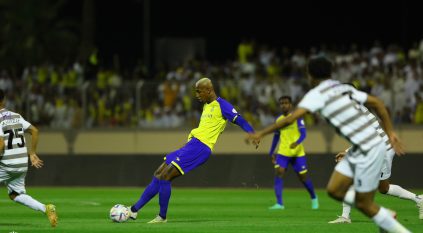 النصر يواصل مطاردة الاتحاد بثنائية في الطائي