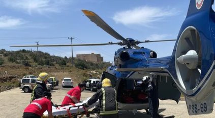 مدني الباحة ينقذ شخصًا سقط من منحدر جبلي