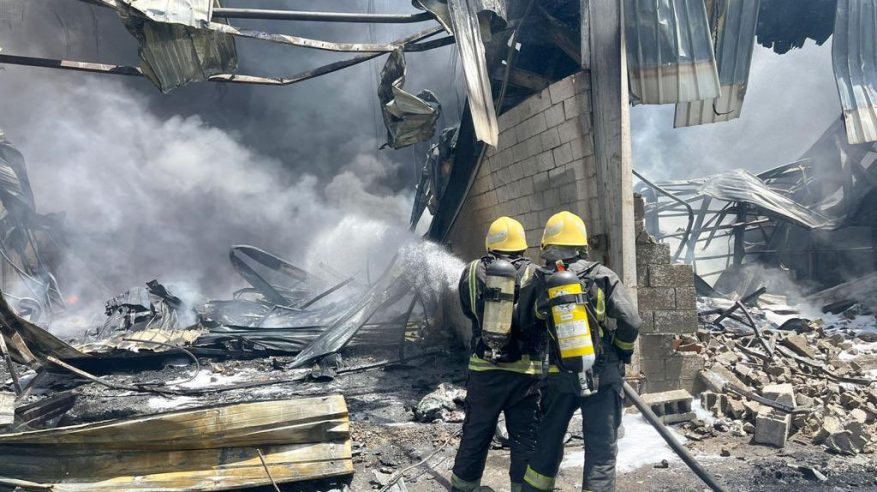 مدني جدة يخمد حريقًا في مستودعات