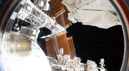 صور لألواح الطاقة الشمسيّة على محطة الفضاء التقطتها ريانة