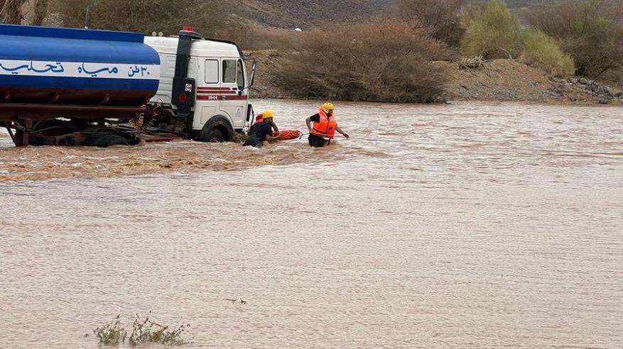 مدني الجموم ينقذ شخصًا احتجز في سيل بوادي فيدة