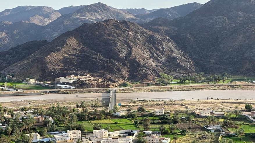 جريان السيول بوادي نجران تشكل منظرًا طبيعيًا فريدًا