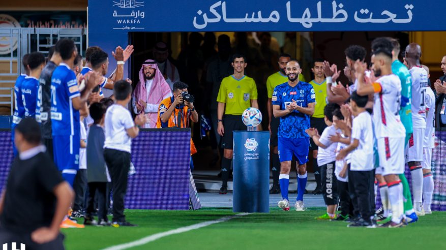 ممر شرفي من لاعبي الهلال لتوديع عبدالله عطيف