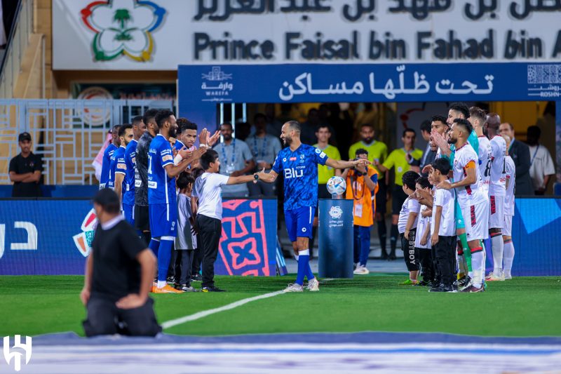 ممر شرفي من لاعبي الهلال لـ عبدالله عطيف