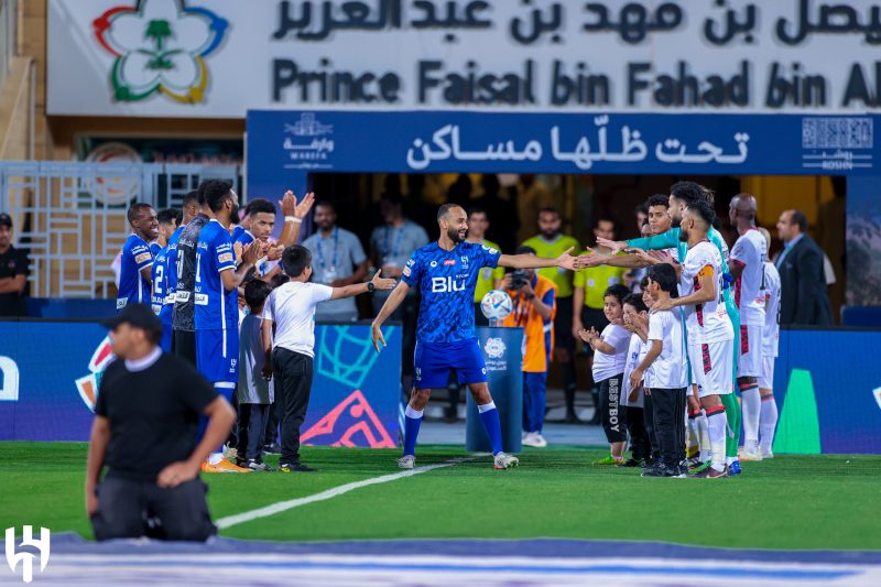 ممر شرفي من لاعبي الهلال لـ عبدالله عطيف