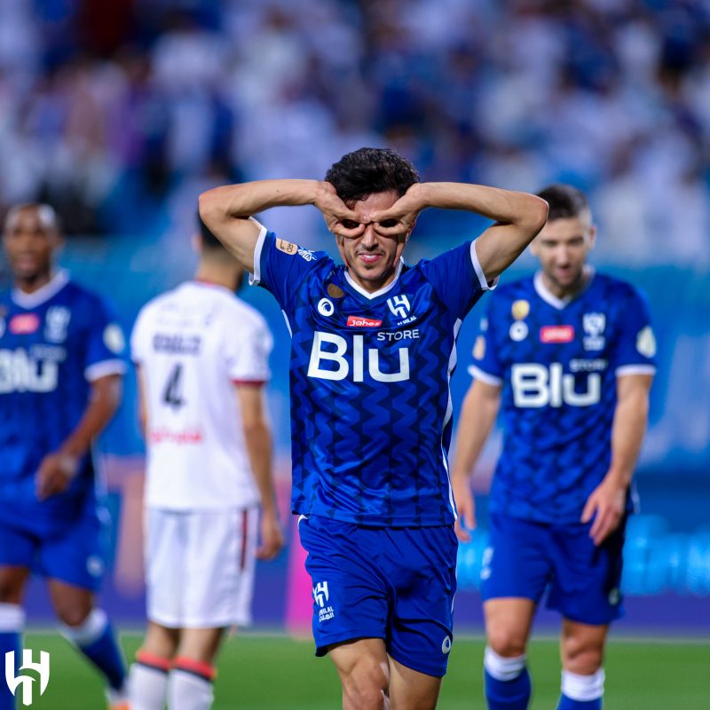 الهلال والرائد