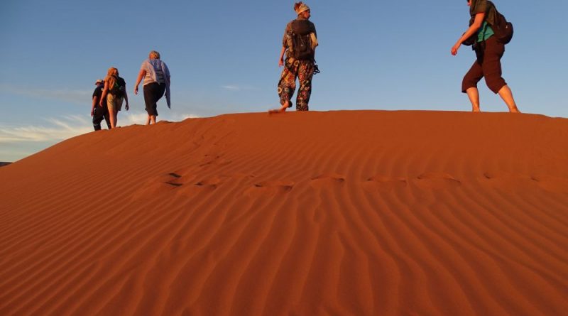 هواة رياضة المشي يستمتعون بصحراء السعودية الخلابة