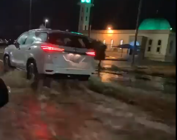 أمطار غزيرة وسيول تغرق شوارع سكاكا
