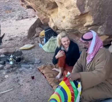 أبو بندر لـ سائحة ألمانية في العلا : قهويني