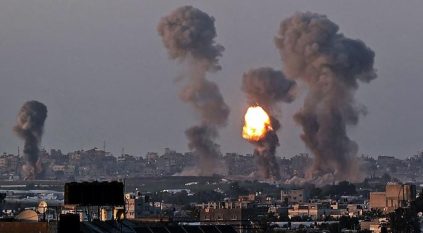 غارات إسرائيلية على غزة والرد بقصف صاروخي