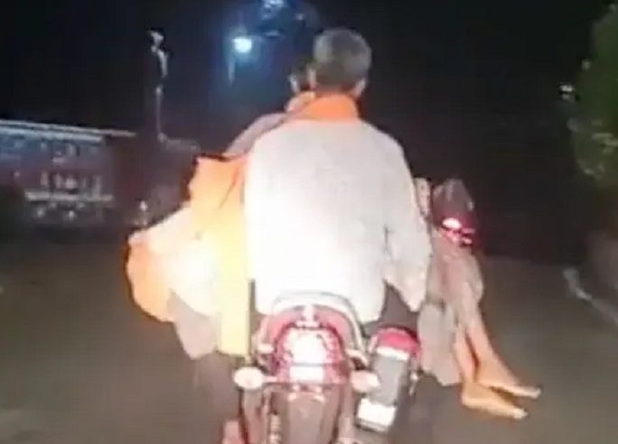 أب هندي يحمل ابنته المتوفاة على دراجة نارية