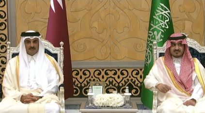 أمير قطر يصل جدة للمشاركة في القمة العربية 32