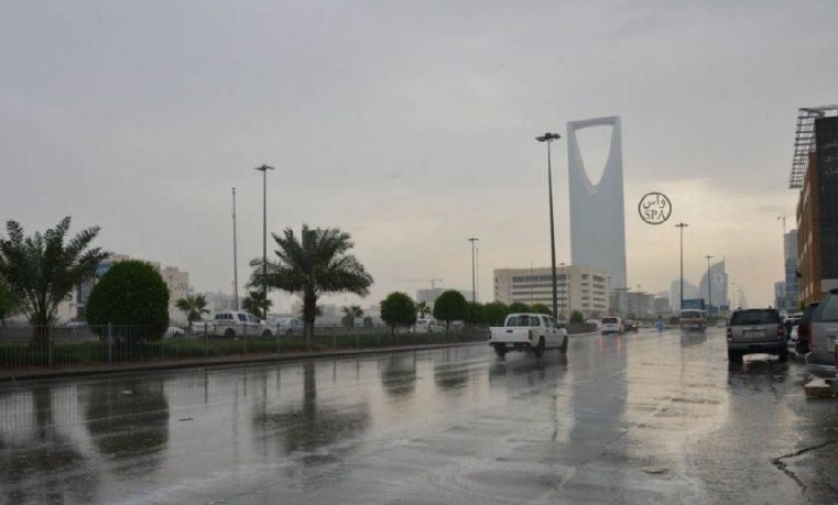 أمطار متفاوتة وبرد بعدة مناطق أبرزها الرياض