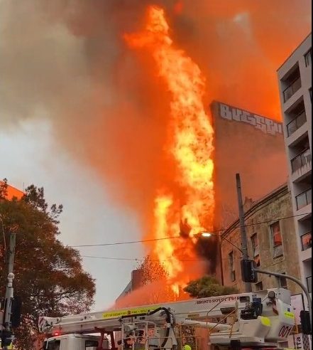بالفيديو.. حريق هائل يلتهم بناية في سيدني بأستراليا