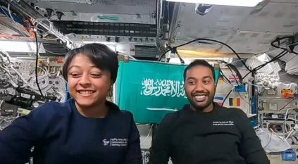 رائدا الفضاء السعوديان يجريان تجربة تعليمية عن انتشار الألوان السائلة