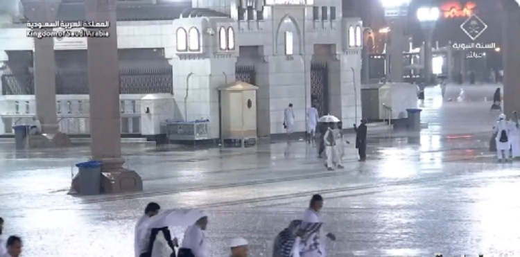 أمطار غزيرة على المسجد النبوي
