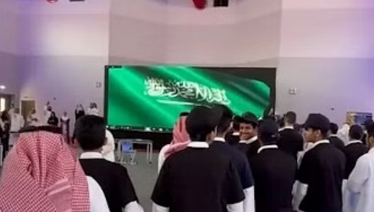 طلبة الرياض يودعون ريانة والقرني بالسلام الوطني