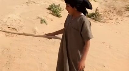 فيديو طريف لطفل يمسك العصا ويقلد حركات خالد الزعاق