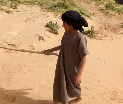 فيديو طريف لطفل يمسك العصا ويقلد حركات خالد الزعاق
