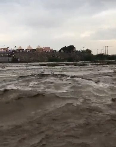 مشاهد لتدفق السيول بوادي خلب في جازان