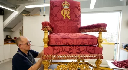 تتويج الملك تشارلز على كرسي صُنع قبل 700 عام