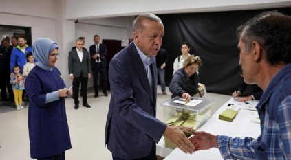 أردوغان يدلي بصوته في أحد مراكز الاقتراع بإسطنبول