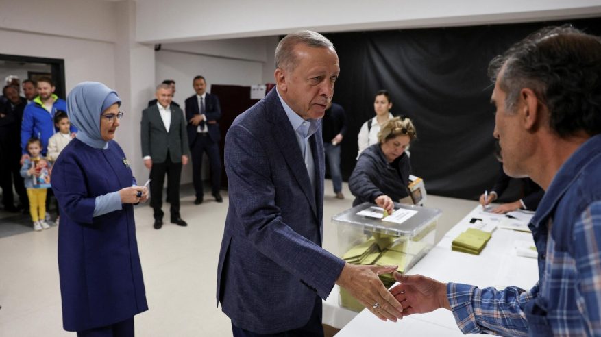 أردوغان يدلي بصوته في أحد مراكز الاقتراع بإسطنبول