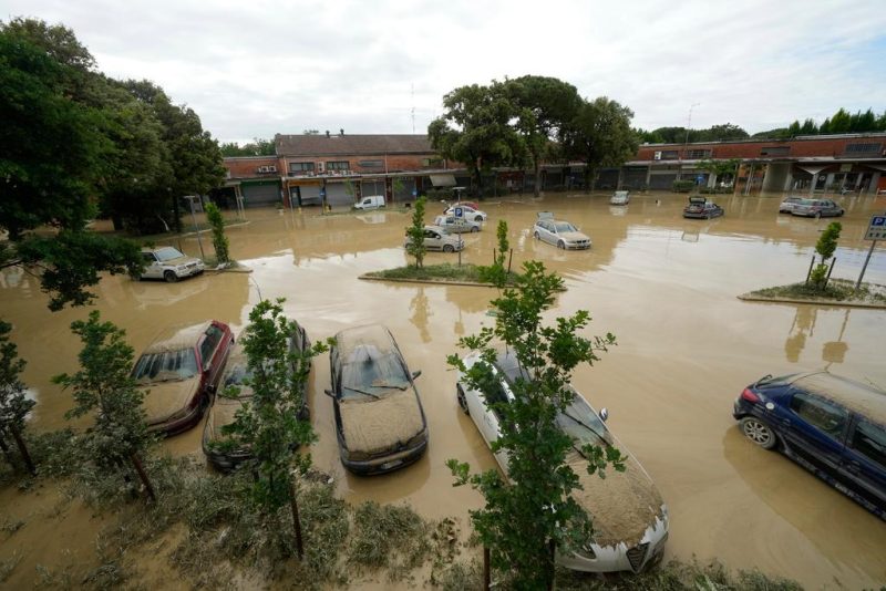 أسوأ فيضانات منذ 100 عام تغرق إيطاليا (1)