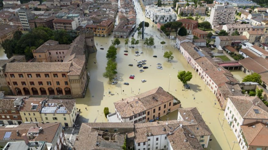 أسوأ فيضانات منذ 100 عام تغرق إيطاليا
