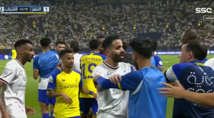 اشتباك بين اللاعبين بـ مباراة النصر والشباب