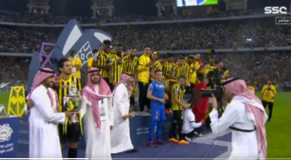 وزير الرياضة يتوج الاتحاد بلقب دوري روشن