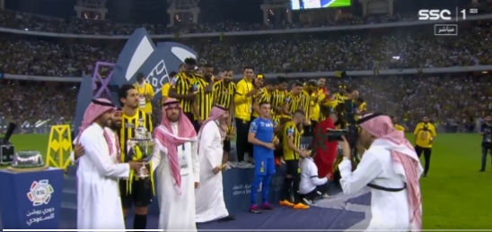 وزير الرياضة يتوج الاتحاد بلقب دوري روشن