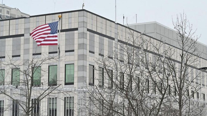 سيارة مجهولة تطلق النار على السفارة الأمريكية ببيروت