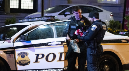 شرطي أمريكي يعتدي بعنف على مراهقين بسبب مزحة