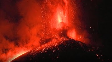 لحظة ثوران بركان أناك كراكاتوا الإندونيسي بشكل مفاجئ