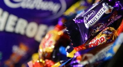 بريطانيا تسحب 6 أنواع من شوكولاتة كادبوري