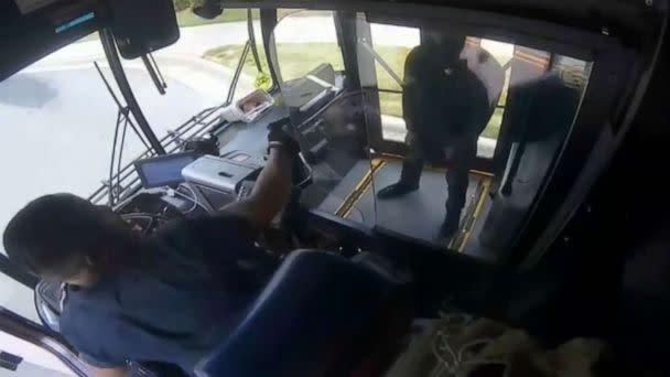تبادل لإطلاق نار بين راكب وسائق داخل حافلة في أمريكا 